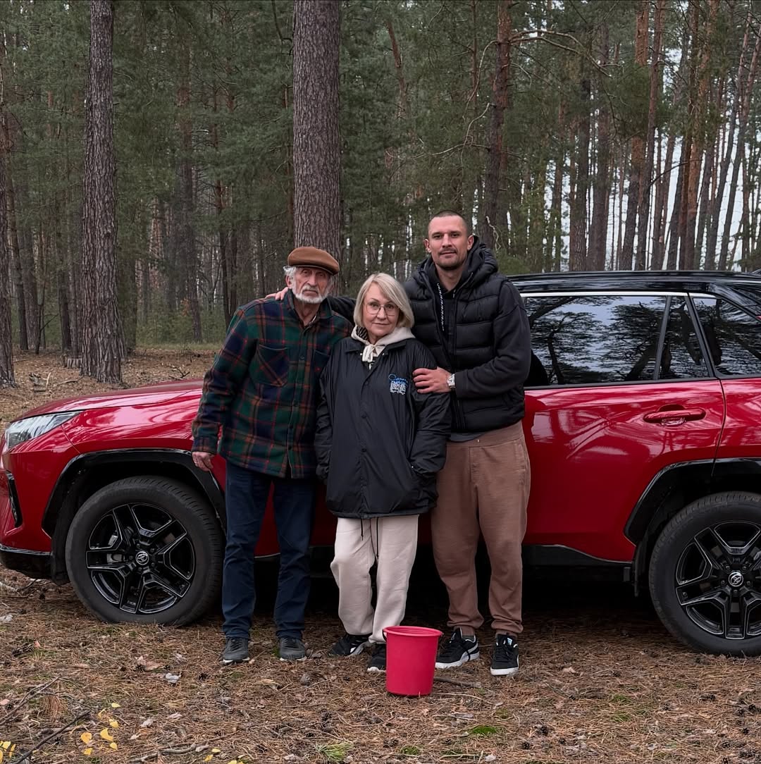 Холостяка не впізнати! Тарас Цимбалюк вразив дитячим фото з сестрою
